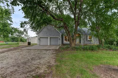28385 Woodland Rd, Paola, KS 66071