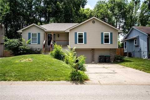 1016 SW Eastman St, Blue Springs, MO 64015