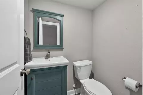 Bath - 213 Pointe Ln, Raymore, MO 64083 photo 1 of 6