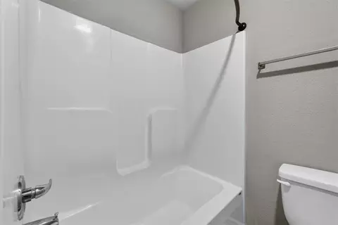 Bath - 213 Pointe Ln, Raymore, MO 64083 photo 5 of 6