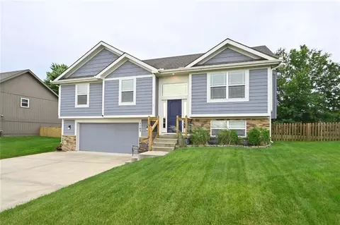 1103 E 18th St, Kearney, MO 64060