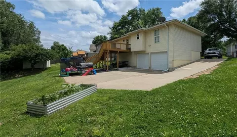 Exterior - 19218 Ponca Dr, Independence, MO 64056 photo 3 of 5
