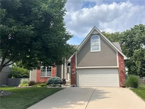 908 12th St, Lees Summit, MO 64081