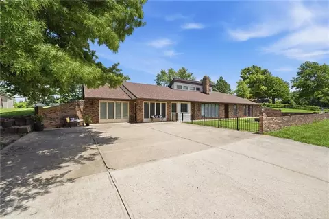 17274 Kansas Ave, Basehor, KS 66007