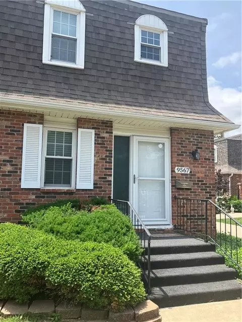 9567 Perry Ln, Overland Park, KS 66212