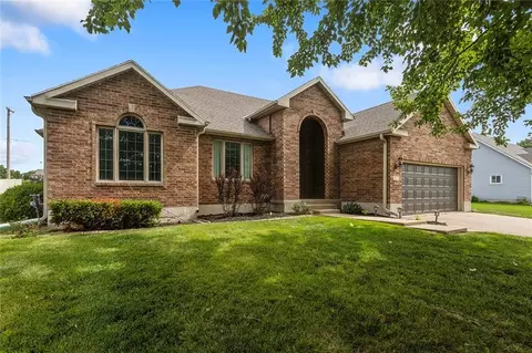 605 W Kirkpatrick St, Odessa, MO 64076