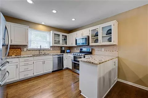 Kitchen - 1332 E 154th St, Olathe, KS 66062 photo 2 of 3