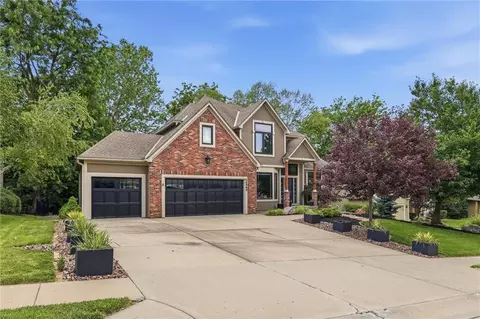 14345 65th Pl, Parkville, MO 64152