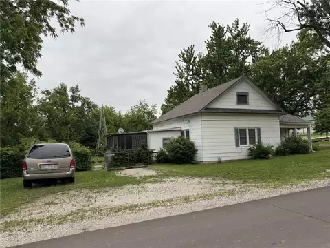 200 Whitney Ave, Gower, MO 64454