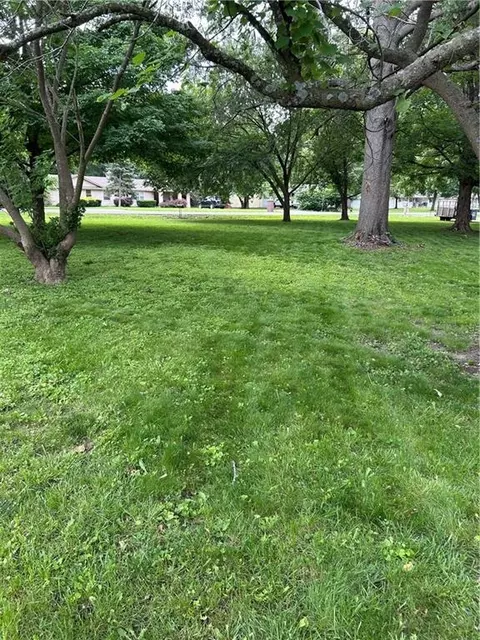 412 NW Donovan Rd, Lees Summit, MO 64063