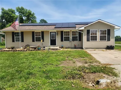 115 S Mulberry St, Adrian, MO 64720