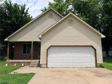 98 W Leighton St, Frontenac, KS 66763