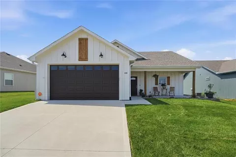 409 NE Ash St, Oak Grove, MO 64075