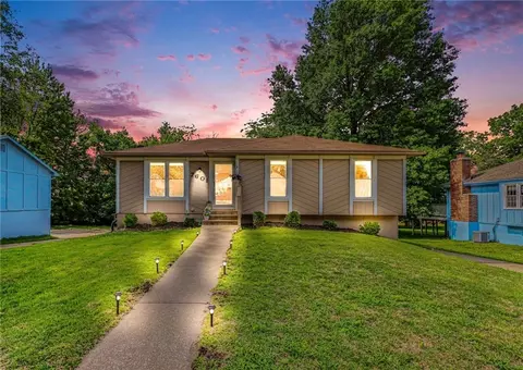 7601 E 134th Ter, Grandview, MO 64030