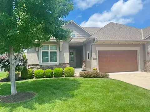19616 W 100th Ter, Lenexa, KS 66220