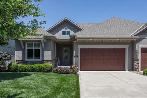 19616 W 100th Ter, Lenexa, KS 66220