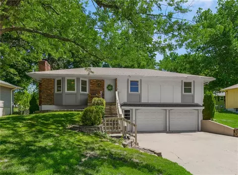 105 Continental Dr, Lansing, KS 66043