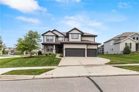 9196 Green Rd, Lenexa, KS 66227