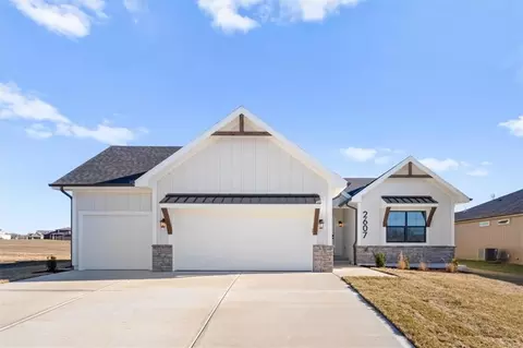 2225 SW Heartland Ct, Lees Summit, MO 64082