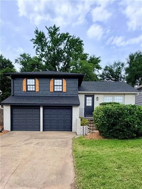 1002 E 79th St, Kansas City, MO 64131