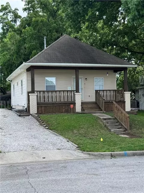 Exterior - 143 E Short Ave, Independence, MO 64050 photo 2 of 5