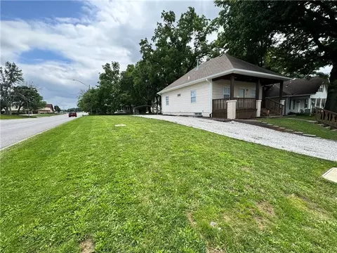 Exterior - 143 E Short Ave, Independence, MO 64050 photo 4 of 5