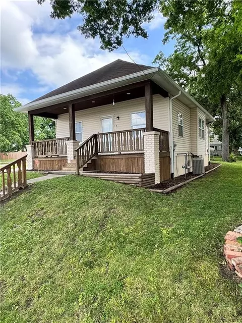 Exterior - 143 E Short Ave, Independence, MO 64050 photo 3 of 5