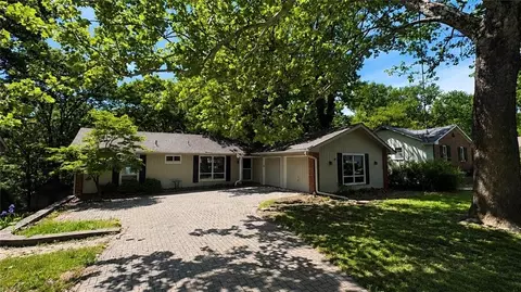6512 NW Quail Run Dr, Kansas City, MO 64152
