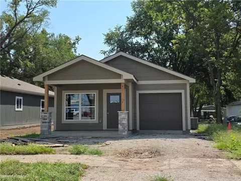 121 S Cedar St, Ottawa, KS 66067