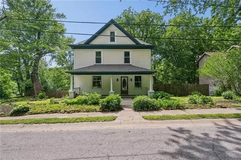 400 West St, Parkville, MO 64152