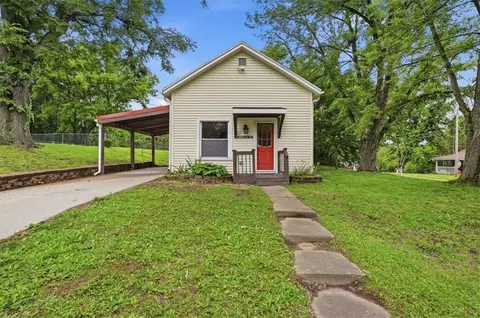 49 Santa Fe St, Leavenworth, KS 66048