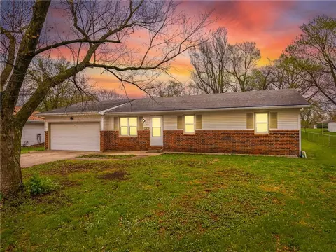 420 N Hunt St, Cameron, MO 64429
