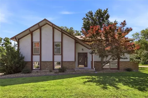 1424 Woodlawn Dr, Warrensburg, MO 64093