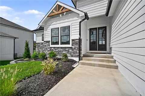 Exterior - 3116 SW Summit View Trl, Lees Summit, MO 64082 photo 4 of 10