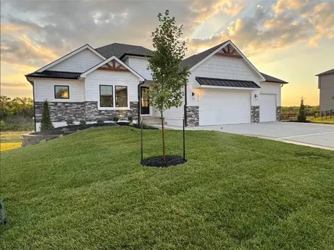 3116 SW Summit View Trl, Lees Summit, MO 64082