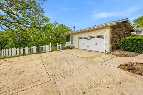 Exterior - 5740 E Catalpa St, Springfield, MO 65809 photo 3 of 7