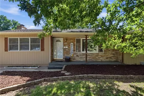 215 N Maple St, Gardner, KS 66030