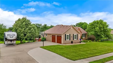 613 Birch St, Pleasant Hill, MO 64080