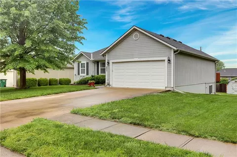 402 Poplar St, Peculiar, MO 64078