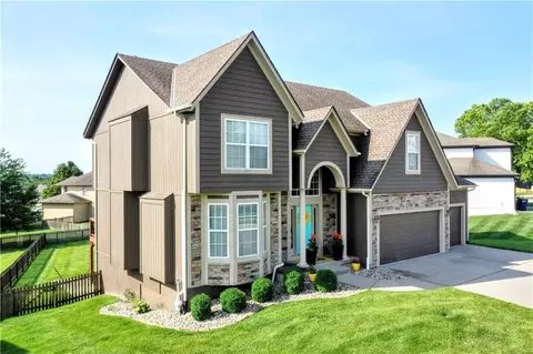 2221 Hawk View Rd, Lees Summit, MO 64082