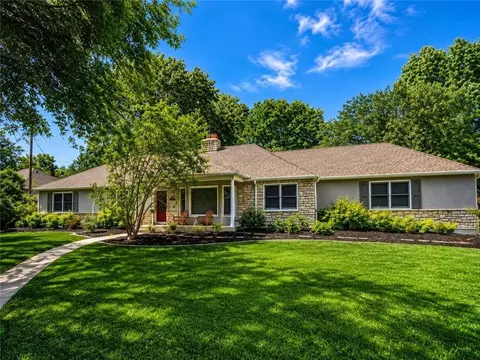 9012 Cherokee Ln, Leawood, KS 66206