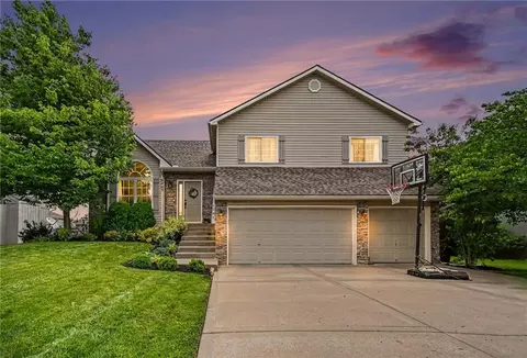 8905 N Essex Dr, Kansas City, MO 64156
