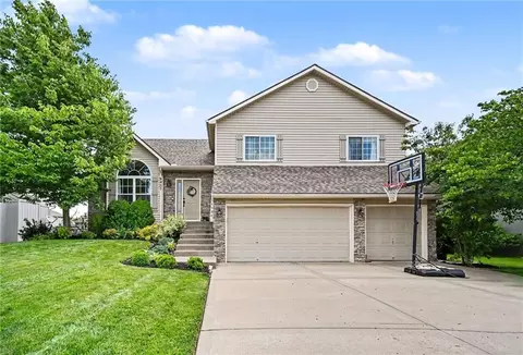 8905 N Essex Dr, Kansas City, MO 64156