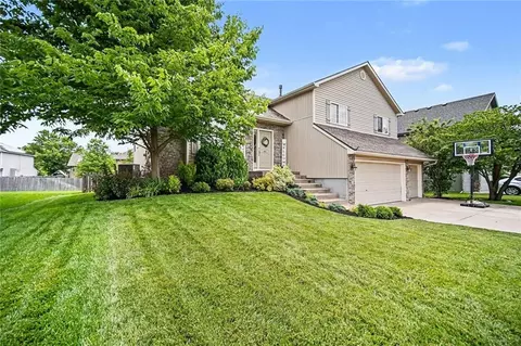 8905 N Essex Dr, Kansas City, MO 64156