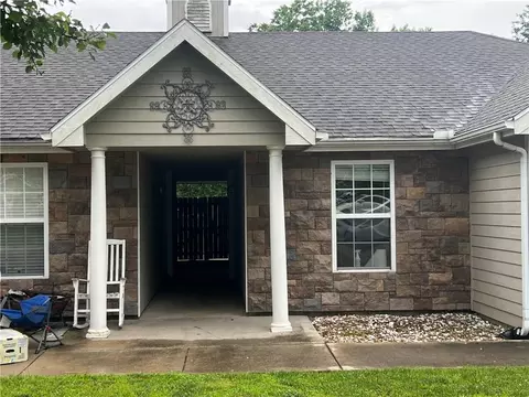 2210 E Sycamore St, Tonganoxie, KS 66086