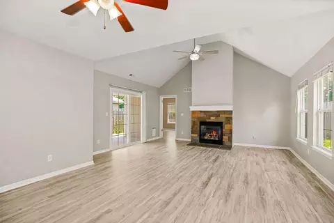 2210 E Sycamore St, Tonganoxie, KS 66086
