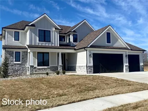 2050 NW Scenic View Dr, Riverside, MO 64150