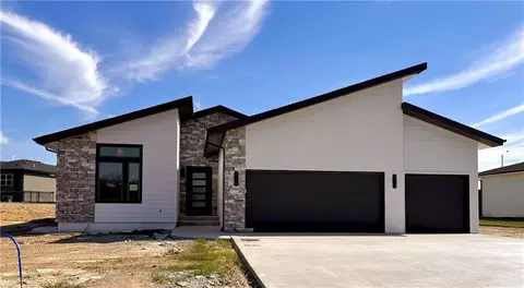 8413 NW 90th Ter, Kansas City, MO 64153