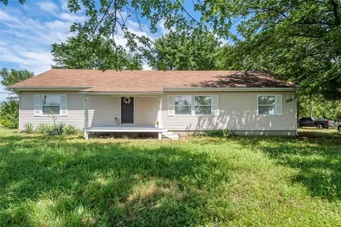 38757 Hedge Ln, Fontana, KS 66026