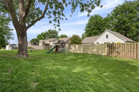 Exterior - 520 SW Windmill Ln, Lees Summit, MO 64082 photo 6 of 10